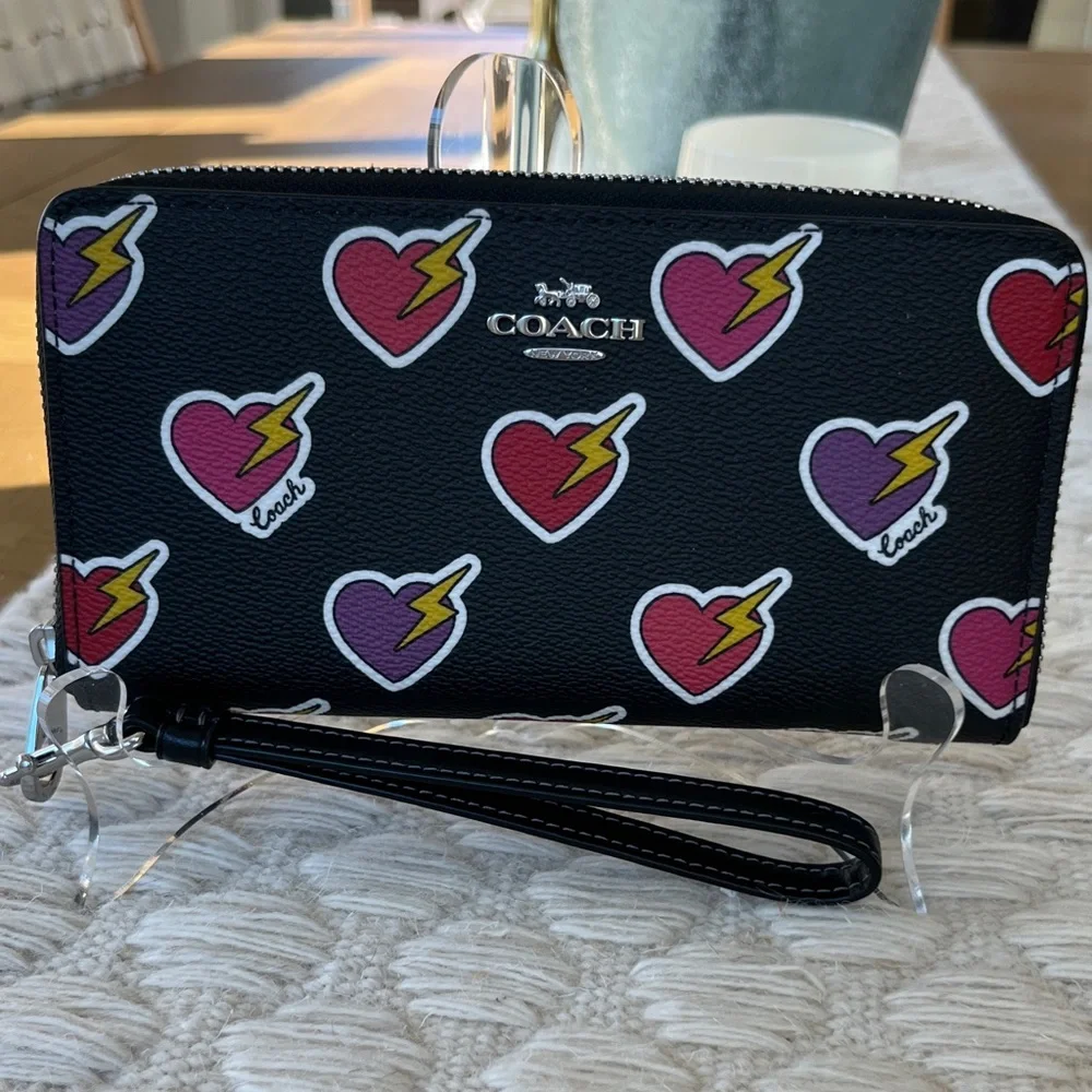 NWT COACH LONG ZIP AROUND WALLET WITH HEART BOLT PRINT